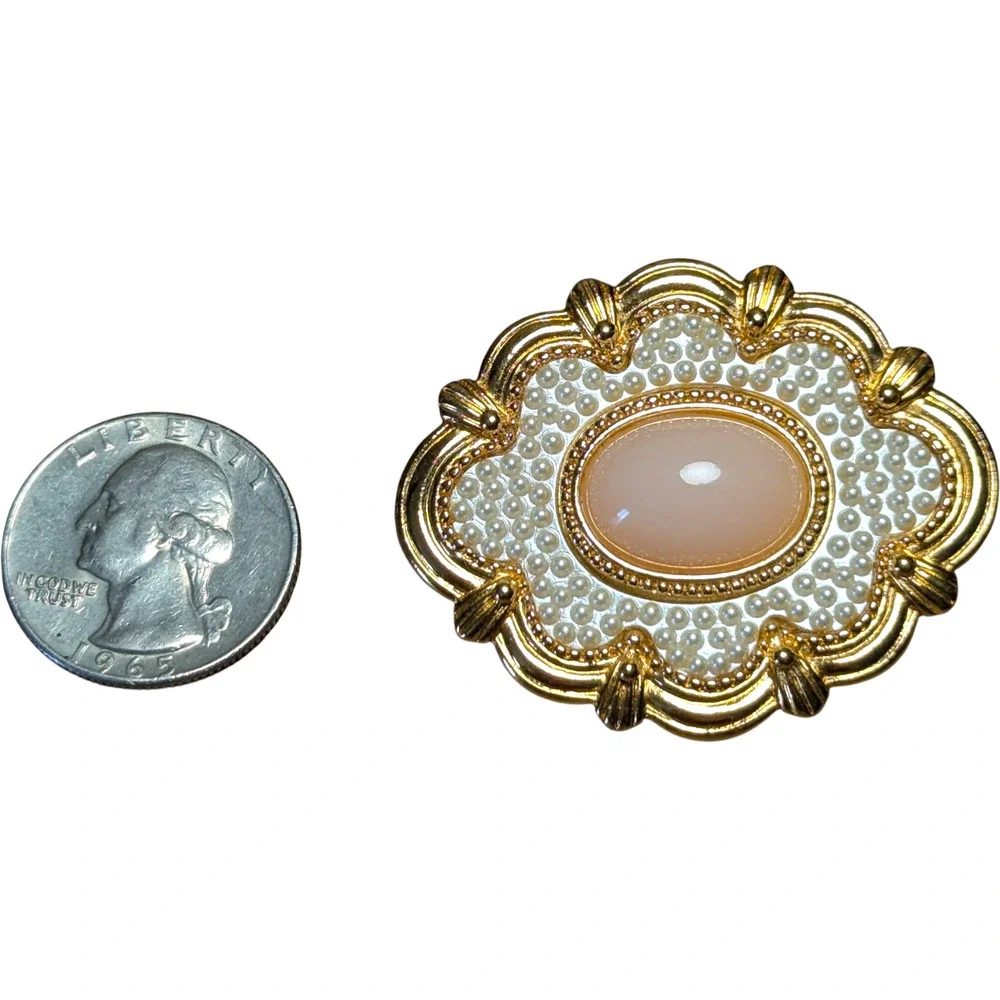 Vintage Avon Pink Faux Pearl Gold Tone Oval Cabachon Scalloped Brooch Pin